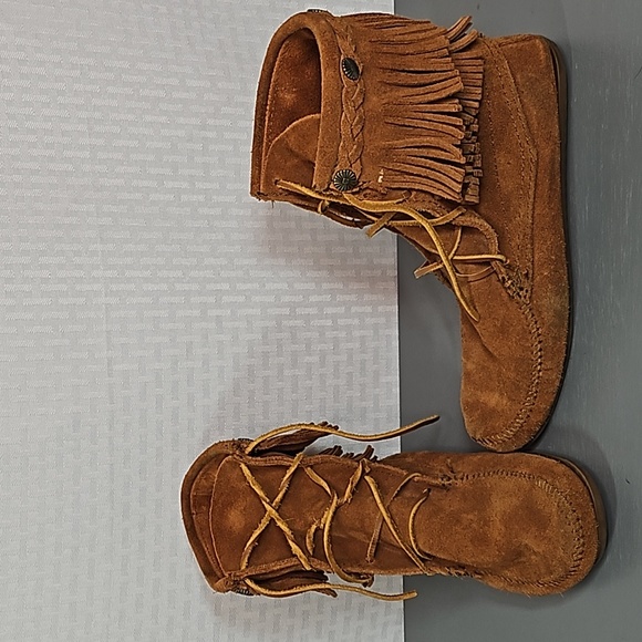 Minnetonka Shoes - Minnetonka double fringe leather size 8 moccasins boots excellent condition